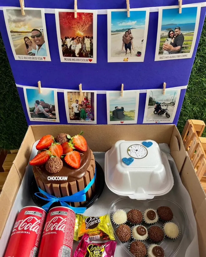 Caixa de aniversário personalizada com mural de fotos, bolo, brigadeiros, salgados, chocolates e bebidas