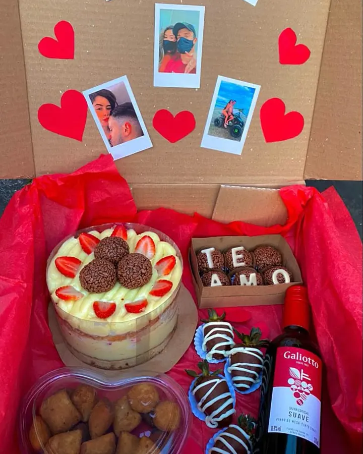 Caixa de aniversário personalizada com fotos, bolo, brigadeiros, morangos, salgados e vinho