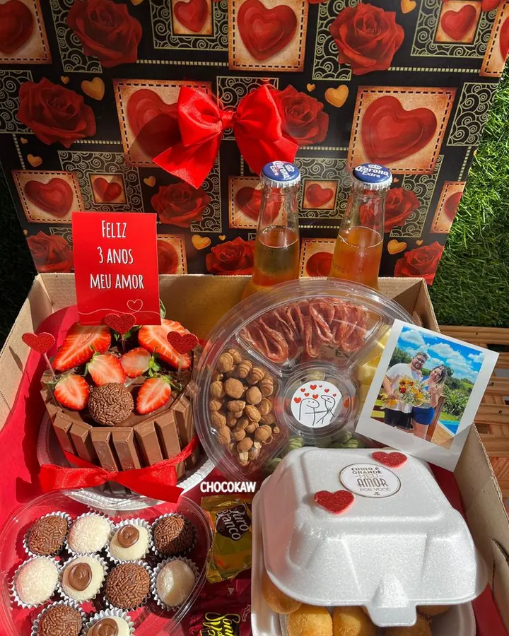 Cesta de aniversário personalizada com bolo, brigadeiros, petiscos, bebidas e foto