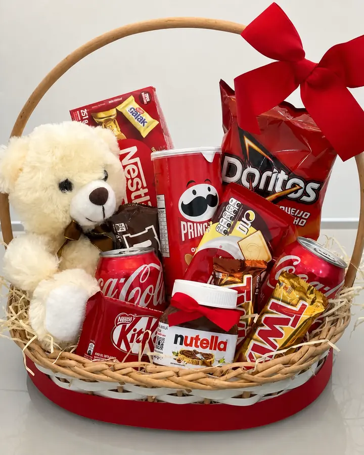 Cesta de aniversário com ursinho, chocolates, snacks e bebidas em Canaã dos Carajás