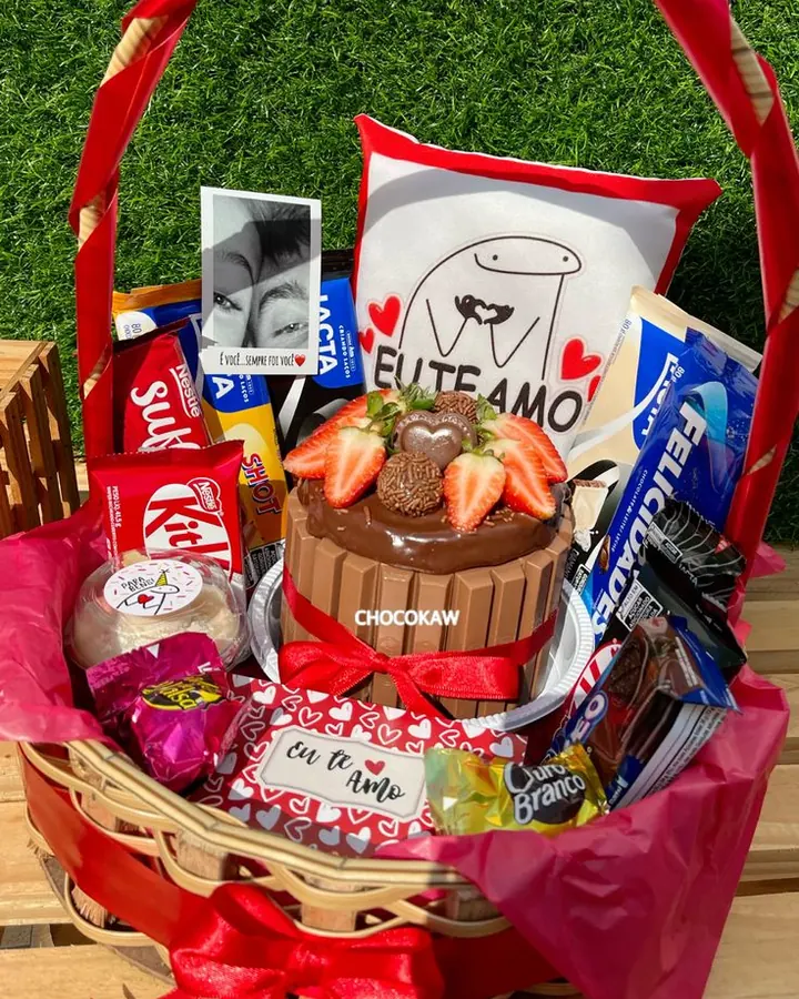 Cesta de celebração com bolo de chocolate e morango, chocolates, doces e almofada Te Amo