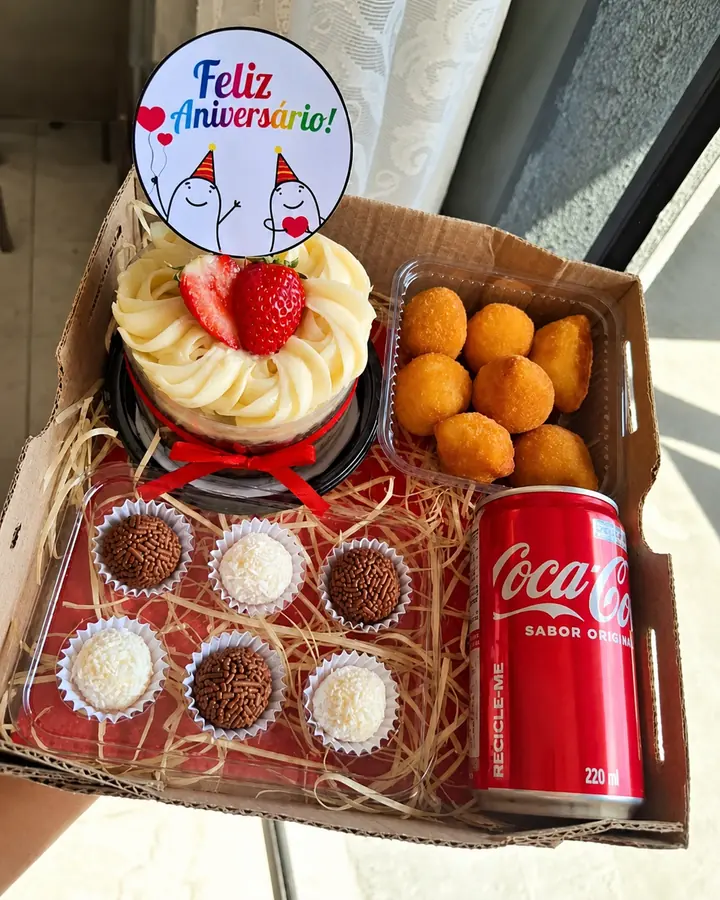 Mini cesta de aniversário com bolo, brigadeiros, salgados e refrigerante