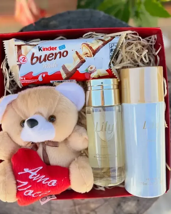 Caixa de presente com ursinho, Kinder Bueno e itens de perfumaria.