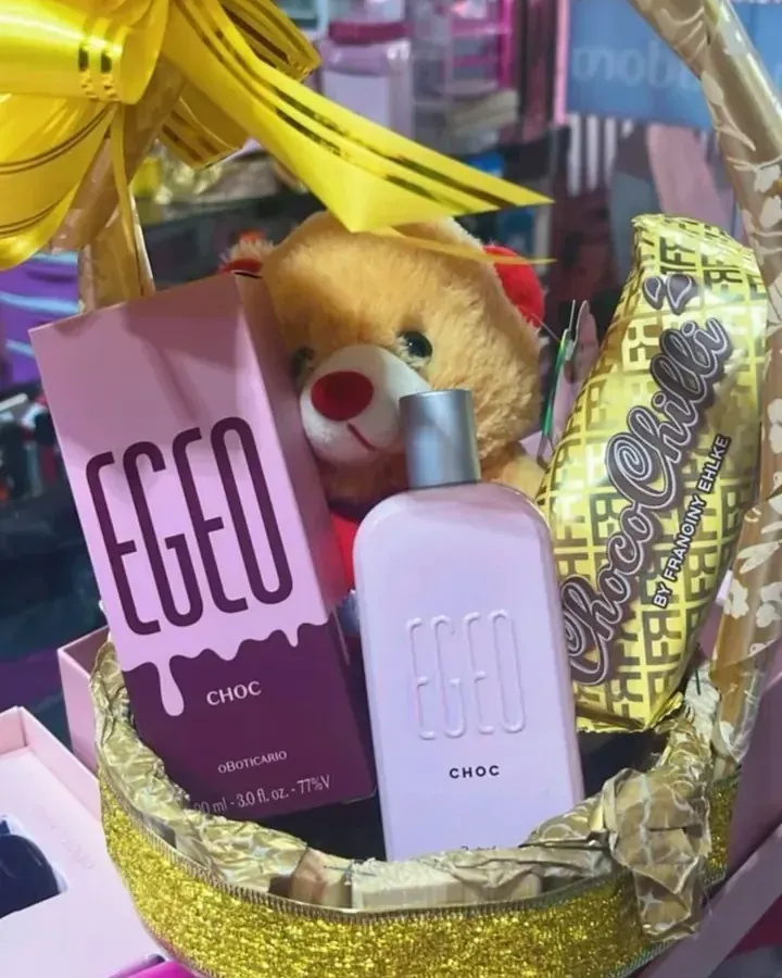 Cesta dourada com laço amarelo, perfumaria, ursinho e chocolates.
