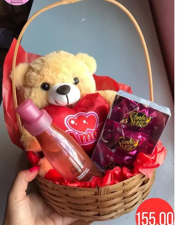 Cesta com alça, decoração vermelha, ursinho com coração, perfumaria e chocolates.