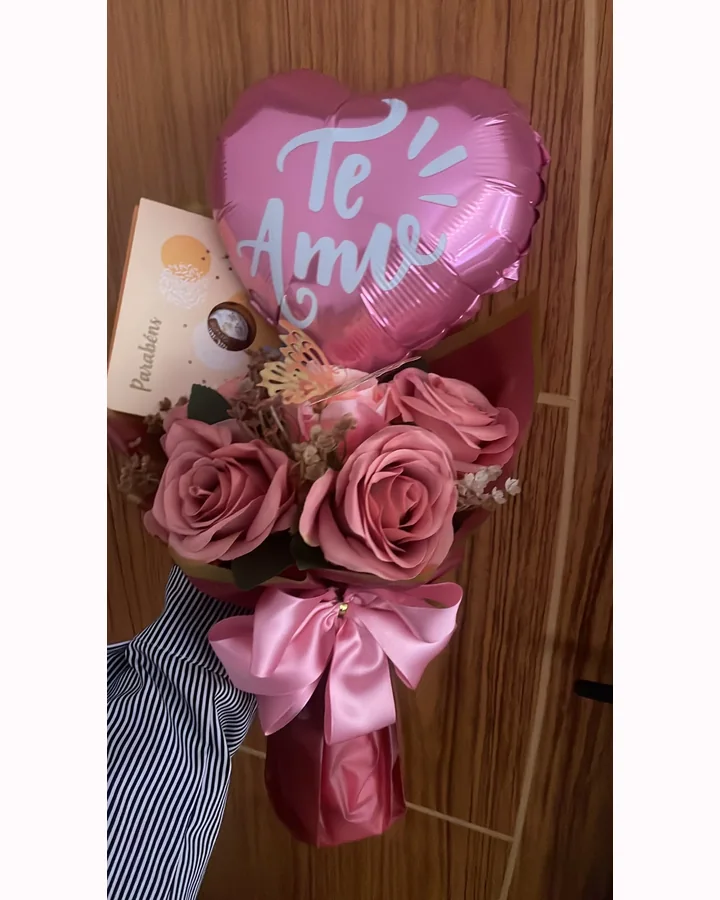 Arranjo de rosas cor-de-rosa com laço e balão Te Amo