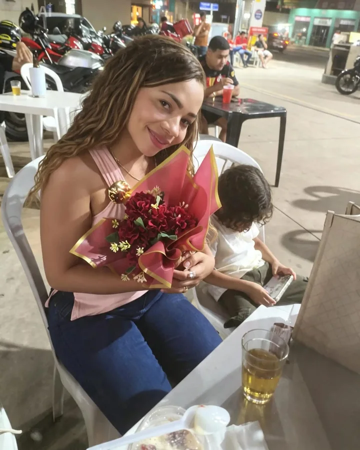 Cliente com buquê recebido em entrega local da Zadoni