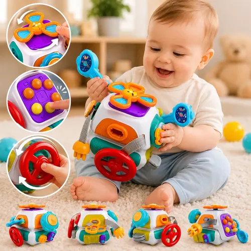 Bebê segurando um cubo sensorial colorido com diferentes atividades