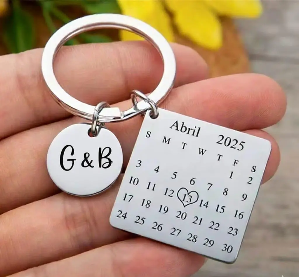 Chaveiro prateado personalizado com iniciais e calendário de uma data marcante