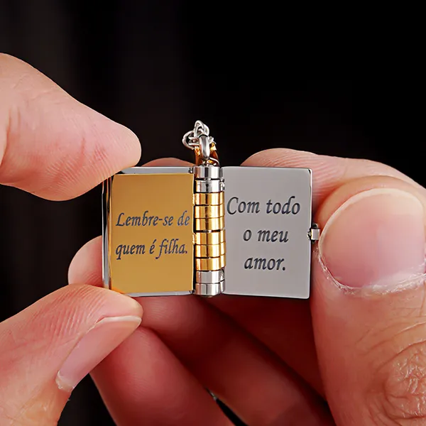 Pingente em formato de livro aberto com mensagem de amor para filha