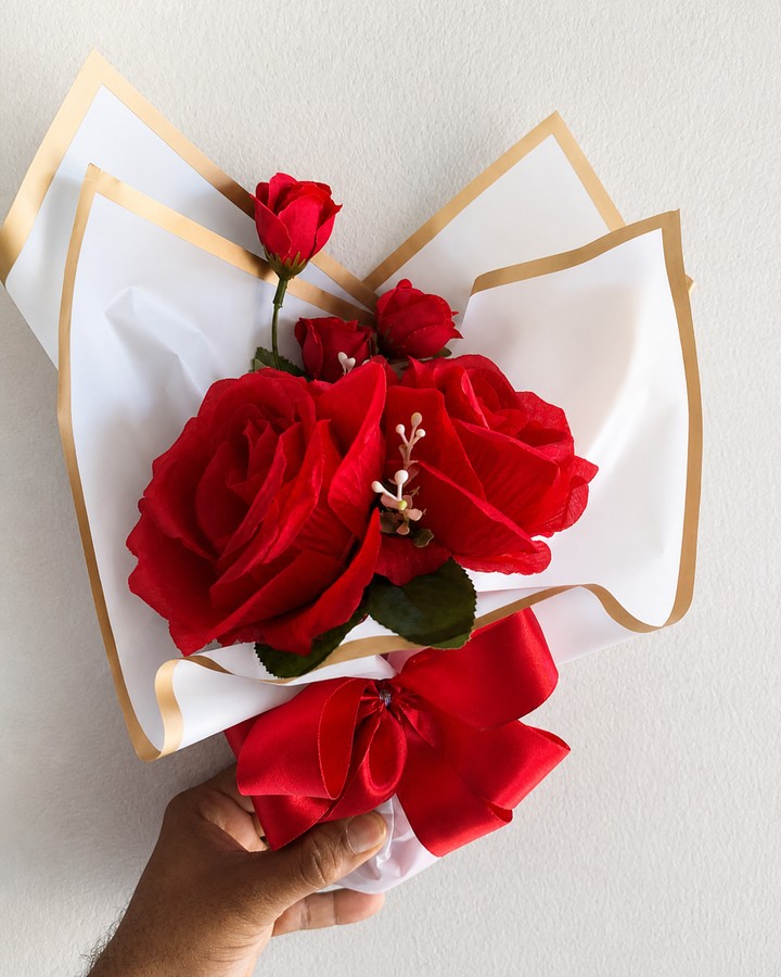 Buquê Rosas Clássico Branco e Dourado