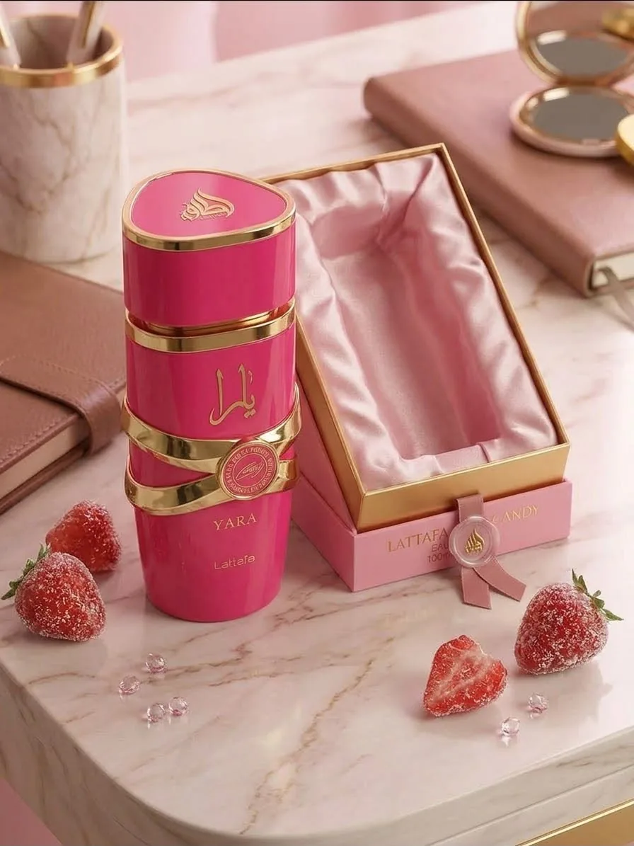 Perfume Yara Candy Lattafa pink com caixa de presente e morangos · 100 ml