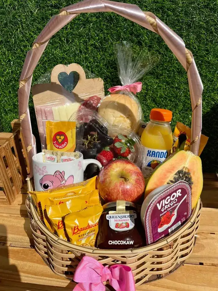 Cesta de café da manhã da Zadoni com frutas, caneca, pães e suco